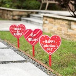 15 In. H Set Of 3 Wooden Heart-Shaped Yard Stake -The Home Depot Shop glitzhome seasonal decorations 2005000065 1f 1000